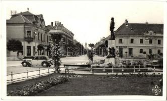 Keszthely, Andrássy tér, Gyógyszertár, automobil