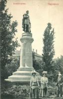 1911 Nagykároly, Carei, Grosskarol; Kossuth szobor esernyős hölgyekkel. Grünfeld Samu kiadása / statue with ladies holding umbrellas