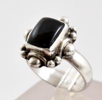Ezüst(Ag) fekete kővel díszített gyűrű, jelzett, méret: 51, bruttó: 5,1 g
