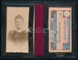 1913 Budapesti Korcsolyázó Egylet idény jegy, fényképpel, bőr tartóban, 11,5x8 cm