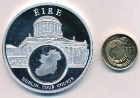 DN Európai valuták / Írország - Dublin - Four Courts épülete ezüstözött fém emlékérem (50mm) + Írország 1998. 1p Cu-acél T:PP,1- ND European Currencies / Ireland - Dublin - Four Cours silver plated metal commemorative medal (50mm) + Ireland 1998. 1 Penny Cu-steel C:PP,AU