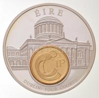 DN Európai valuták / Írország - Dublin - Four Courts épülete ezüstözött fém emlékérem (50mm) + Írország 1998. 1p Cu-acél T:PP,1- ND European Currencies / Ireland - Dublin - Four Cours silver plated metal commemorative medal (50mm) + Ireland 1998. 1 Penny Cu-steel C:PP,AU