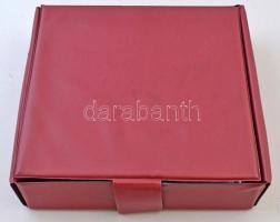 Egy doboznyi vegyes fémpénz és emlékérem tétel a világ minden tájáról. Sokszínű, tartalmas anyag, ér...