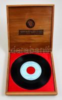 "Vörös Csepel" díszdoboz, belsejében hanglemezzel, levélmásolattal