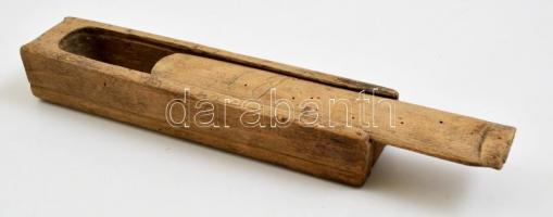cca 1890 Régi faragott fa tolltartó (Hódmezővásárhely), szúrágta lyukakkal, 21x5x4 cm