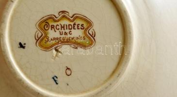 Francia Sarreguemines fajansz csésze és alj, jelzett, részben kézzel festett, apró lepattanásokkal, ...