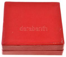 ~1960. "A Posta Kiváló Dolgozója" zománcozott jelvény, eredeti tokban T:1-