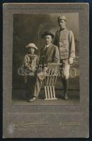 cca 1914 Katona családtagjaival, keményhátú fotó Bienenfeld Zsigmondné budapesti műterméből, hátoldalon a műterem képével, 11x7 vm