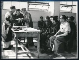 cca 1960 Ganz-Vagon Gyár Sztahanovista munkamódszerátadó iskola, sajtófotó, feliratozva, pecséttel jelzett, 9x12 cm