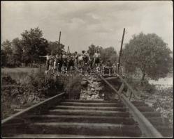 cca 1950 Sérült vasúti hidak helyreállítása, 2 db fotó, 24x30 cm
