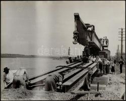 cca 1950 Sérült vasúti hidak helyreállítása, 2 db fotó, 24x30 cm