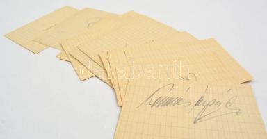 Focisták és football bírók aláírásai füzetlapokon, nagyrészt csehszlovák és lengyel játékosok, bírók...