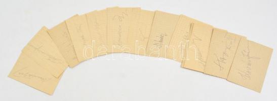 A Bástya (MTK) labdarúgócsapat tagjainak és edzők aláírásai noteszlapokon. Mándik, Turdi, Szolnok, Gellér, Börzsei, Bosánszki és mások, összesen 14 db