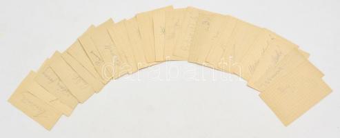 Az FTC, Kinizsi, Édosz labdarúgócsapatok tagjainak és edzők aláírásai noteszlapokon.Anda, Kispéter, Lakat Károly, Guba, Ombodi, Rudas, Csoknyai és mások, összesen 24 db