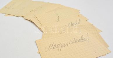 Az FTC, Kinizsi, Édosz labdarúgócsapatok tagjainak és edzők aláírásai noteszlapokon.Anda, Kispéter, ...