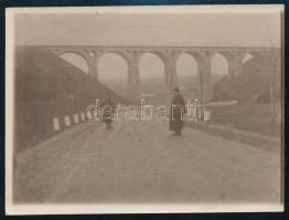 cca 1910-1920 Német katona, háttérben viadukttal, fotó, 9×12 cm