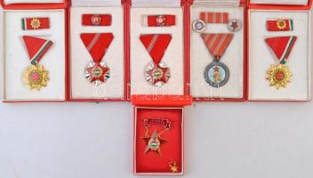 8db-os vegyes kitüntetés és jelvény tétel a szocialista korszakból, közte 1966. "Szocialista Hazáért Érdemrend" zománcozott, aranyozott Br kitüntetés mellszalagon, szalagsávval és miniatűrrel, eredeti tokban (2x) + 1969. "Felszabadulási Jubileumi Emlékérem" aranyozott, zománcozott Br kitüntetés mellszalagon, miniatűrrel szalagsávon, eredeti tokban (2x) + DN "Külkereskedelmi Törzsgárda" zománcozott jelvény T:1-2