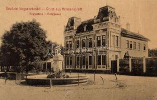 Nagyszeben, Hermannstadt, Sibiu; Hegy utca, díszkút. No. 65. / Berggasse / street view, fountain (r)