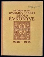 1934 Az Országos Magyar Királyi Iparművészeti Iskola Évkönyve 1930-1934. Szerk.: Dr. Ferenczy József. Bp., Kir. M. Egyetemi Nyomda, 51+2 p. Gazdag képanyaggal. Kiadói papírkötés, javított gerinccel, bejelölésekkel a névjegyzéknél.  Szolláth György (1927-2009) éremművész névbélyegzőjével.