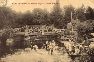 Szászrégen, Reghin; Maros folyó, mosó asszonyok. W. L. 1638. Hübner Ignácz kiadása / Maros Fluss / Mures River, washing in the river (EB)