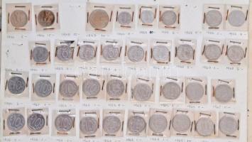 ~323db-os vegyes külföldi érme tétel gyűrűs mappában papírlapokra rögzítve, közte Csehszlovákia, Len...