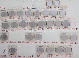 ~598db-os vegyes külföldi fémpénz tétel szalagos irományfedélben, közte Ausztria, Csehszlovákia, Jug...