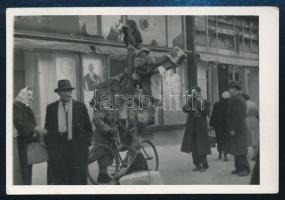 1956 Memento mori Rákosival, valószínűleg publikálatlan fotó a forradalom időszakából, 6,5x9,5 cm