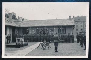 1942 Újonc eskütétel a Gyáli úti 1. sz. helyőrségi kórházban, hátoldalon feliratozott fotó, 6x9 cm