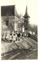 Kecsetkisfalud, Satu Mic; Kijövet a templomból. Kováts István fényképész kiadása / church, folklore