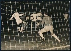 1962 Valencia-MTK mérkőzés, fotó, hátulján feliratozva, 13×18 cm