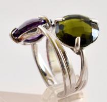 Ezüst(Ag) gyűrű szintetikus kövekkel, jelzett, méret: 53, bruttó: 7,9 g