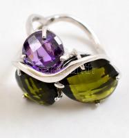 Ezüst(Ag) gyűrű szintetikus kövekkel, jelzett, méret: 57, bruttó: 9,7 g