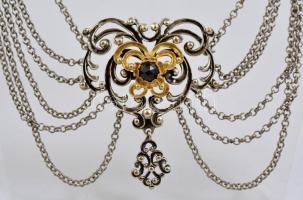 Ezüst(Ag) gránáttal díszített ékszerszett (fülbevaló, karkötő, nyakék), jelzett, bruttó: 106,1 g