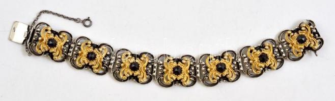 Ezüst(Ag) gránáttal díszített ékszerszett (fülbevaló, karkötő, nyakék), jelzett, bruttó: 106,1 g