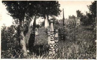 Erdőfüle, Füle, Filia (Székelyudvarhely); székely temető kopjafákkal. Kováts István fényképész / Stalp funerar / Transilvanian cemetery. photo