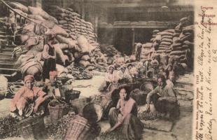 Izmir, Smyrne; Nettoyage de Valonnées / Turkish folklore, market, cleaning of the goods (r)