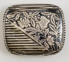 Virágmotívumos ezüst (Ag.) cigarettatárca monogrammal, jelzett, 9,5×8×2,5 cm, nettó 92,2 g