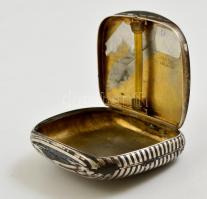 Virágmotívumos ezüst (Ag.) cigarettatárca monogrammal, jelzett, 9,5×8×2,5 cm, nettó 92,2 g