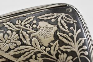 Virágmotívumos ezüst (Ag.) cigarettatárca monogrammal, jelzett, 9,5×8×2,5 cm, nettó 92,2 g