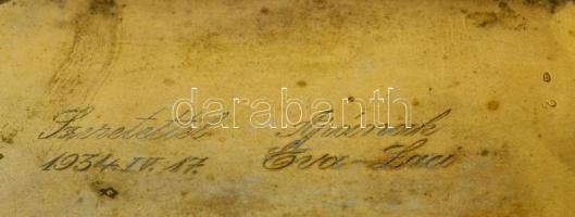 Díszes ezüst (Ag.) cigarettatárca monogrammal, belül ajándékozási felirattal, jelzett, 12×8,5×1 cm, ...