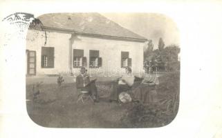 1906 Fehérkút, Príbelce; Család az udvaron / family group photo (EB)