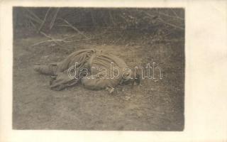 2 db első világháborús fotó: halott katonák a lövészárokban / 2 WWI military photos with dead soldiers in the trenches