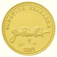 1991. "Szabadka 600 éves" Au emlékérem eredeti tokban, tanúsítvánnyal (6,69g/0.900/20mm) T...