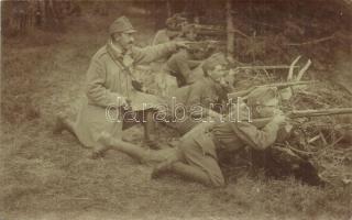 Osztrák-magyar első világháborús katonai lap. Tüzérségi lövész állás egy erdei magaslaton / WWI K.u.k. military, artillery position of a forest high ground. photo (fa)