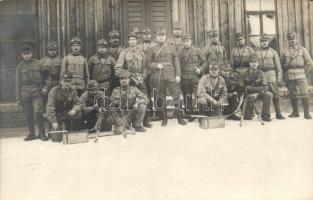 Osztrák-magyar első világháborús katonai egység golyószóró fegyverekkel / WWI K.u.K. military unit with machine guns. photo