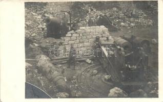 Osztrák-magyar első világháborús katonák megsemmisített ágyúkkal / WWI K.u.K. military, soldiers with destroyed cannons. photo (EK)
