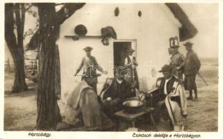 8 db főleg régi magyar népviseletes folklór motívumlap / 8 mainly pre-1945 Hungarian folklore motive...