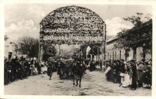 1938 Párkány, Stúrovó; bevonulás, díszkapu / entry of the Hungarian troops, decorated gate (fl)