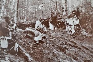 1902 Az erdélyi Oláhláposbánya megnyitása, a kép előterében Tirschler Géza bányamérnök és lánya, kem...