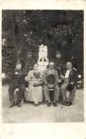 Harkányfürdő, csoportkép vasutasokkal szobor előtt. N. Schwaab Lajos photo (fl)